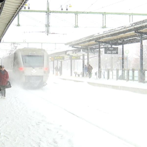 snöig tågstation