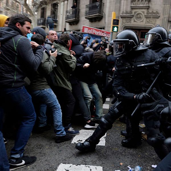 Sammandrabbningar mellan självständighetsdemonstranter och polis i Barcelona under söndagen.