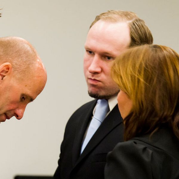 Här är Breivik med försvarare Geir Lippestad och Vibeke Hein Baera.