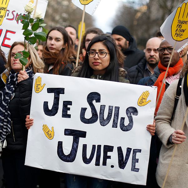 En kvinna med ett plakat där det står ”Jag är jude”, från onsdagens manifestation i Paris