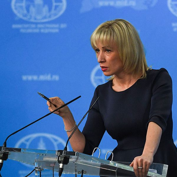 Ryska utrikesdepartementets taleskvinna Maria Zacharova kritiserade Storbritannien i skarpa ordalag vid en presskonferens på skärtorsdagen.
