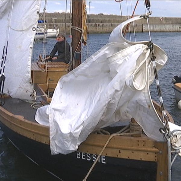 Här premiärseglar båten Bessie efter renoveringen