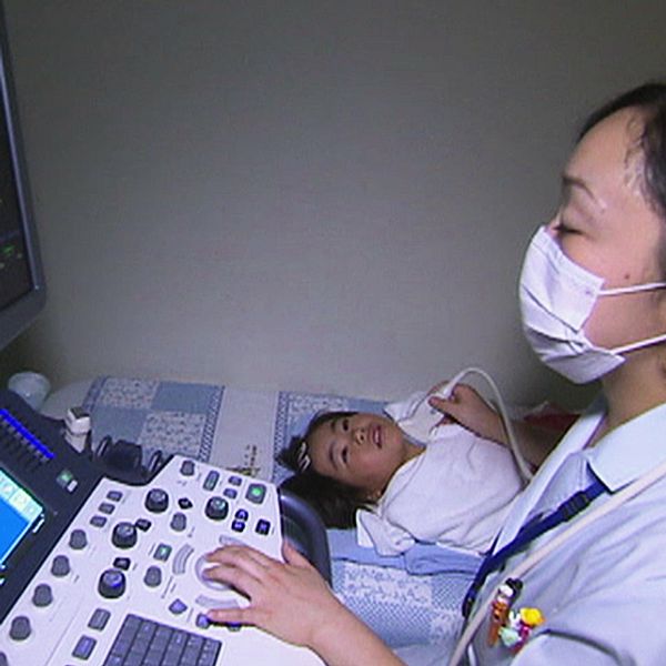 På en privat klinik i Japan undersöks om barn drabbats av cancer efter Fukushima-katastrofen.