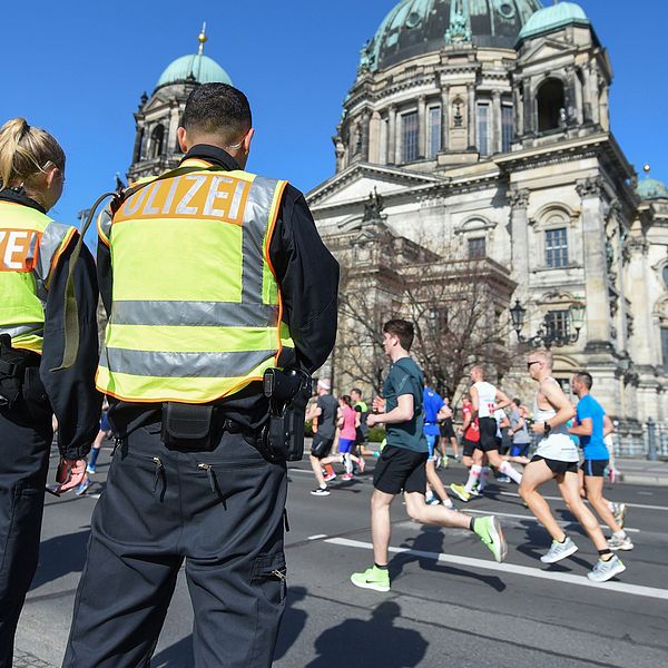 Polis bevakar söndagens halvmaraton i Berlin. Fyra män har gripits, varav en misstänks för att ha planerat en knivattack mot evenemanget.