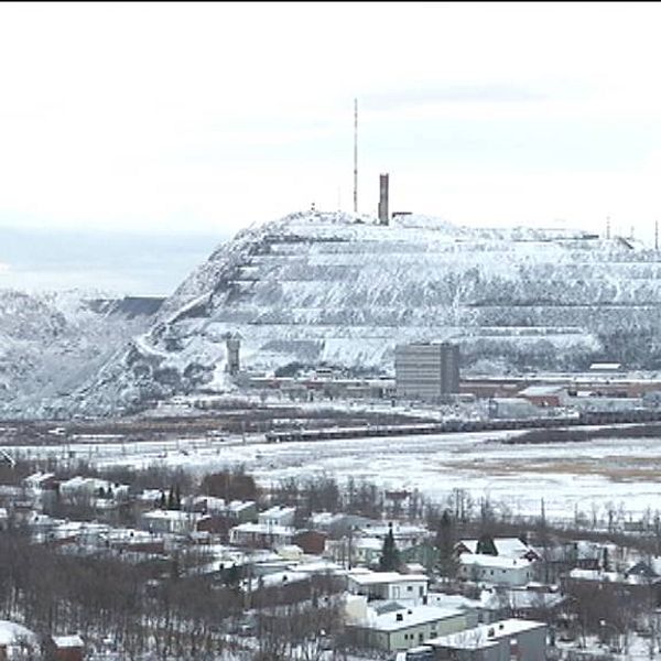 vy över del av staden och gruvan, lite snö