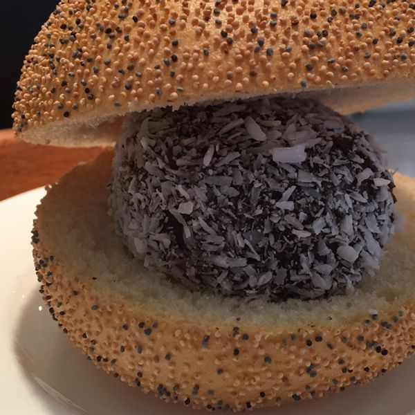 En franskbrödbulle med en chokladboll i mitten.