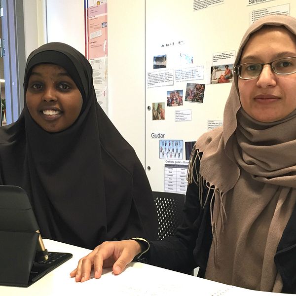 Sahra Warsame och Mirvat Al-Freij sitter i ett klassrum på Folkhögskolan i Angered, som ligger i Hammarkullen.
