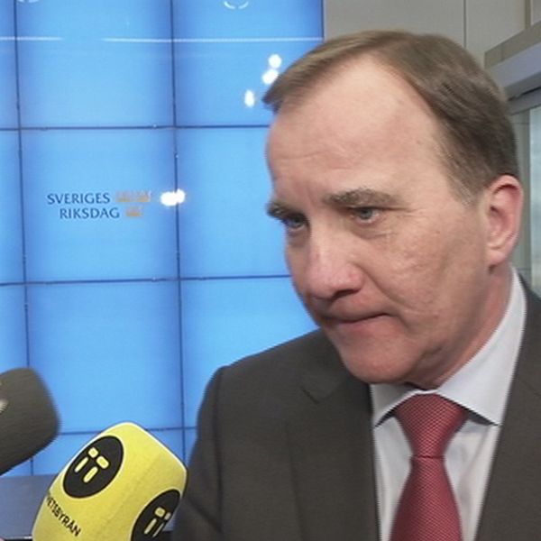Stefan Löfven talar med SVT:s reporter och övrig press