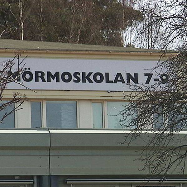 En närbild på en skylt på skolans fasad där det står ”Mörmoskolan 7-9”.