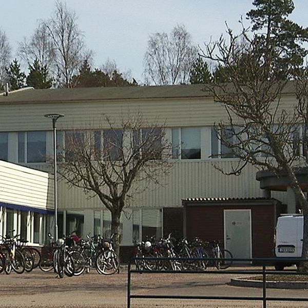 Fasad på Mörmoskolan. Cyklar står utanför och även en vit skåpbil.