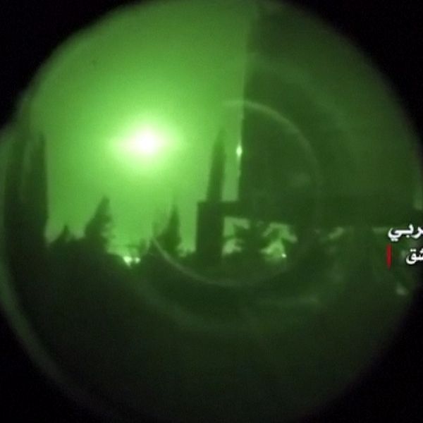 Bilder genom mörkerkikare på missiler över Damascus i Syrien