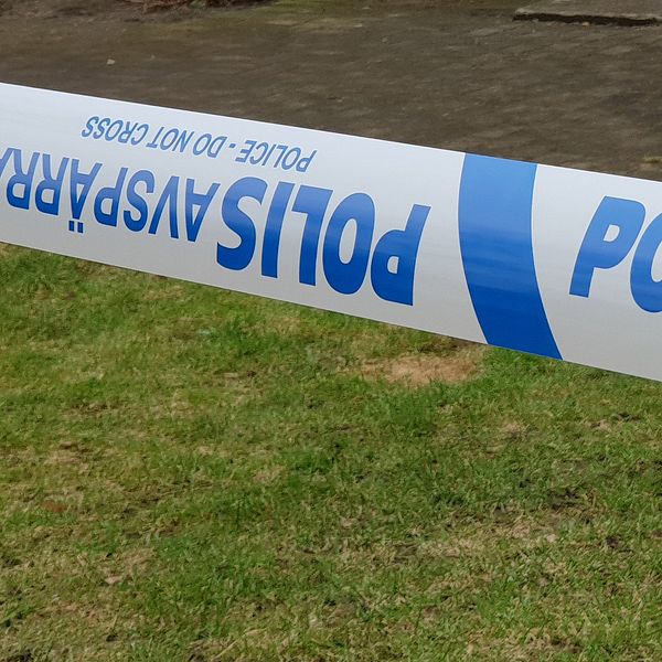 En man i 30-årsåldern hittades mördad i en lägenhet i Kristianstad. Nu döms två män för mordet.