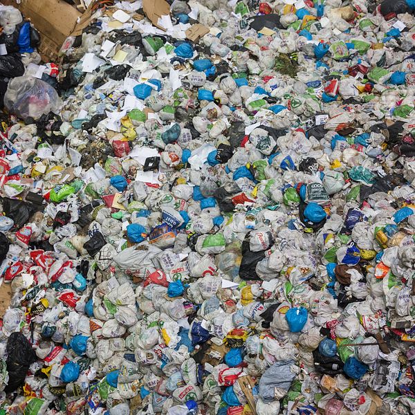 Sopor som ligger på hög på en avfallsanläggning.