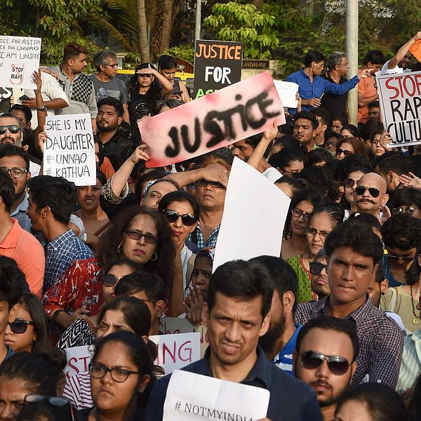 Människor i den indiska staden Mumbai deltar i en demonstration mot våldtäkter. De håller upp plakat där det bland annat står ”Rättvisa” och ”Stoppa våldtäktskulturen”.