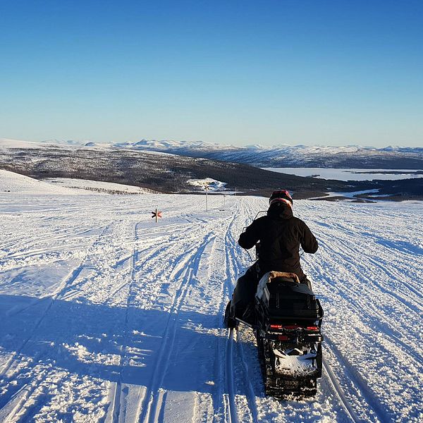 Snöskoter på led i Tärnafjällen. Ryfjället skymtar till vänster i bild.