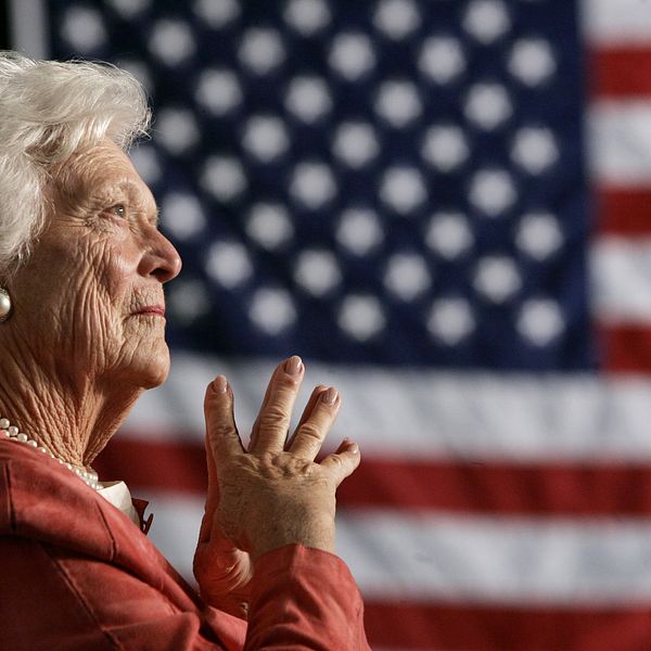 Barbara Bush med den amerikanska flaggan i bakgrunden.