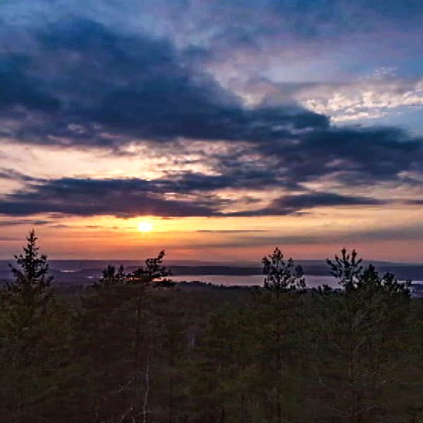 Roland filmade den vackra solnedgången från Storkasberget i Arvika en aprilkväll i år