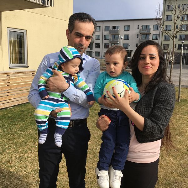 Basel Helaleh och Nahed Azar kom till Sverige för drygt två år sedan från krigets Syrien. Då låg sonen Christian, två år, i mamma Naheds mage. Sedan dess har de även hunnit bli föräldrar till Alexandro, fyra månader.