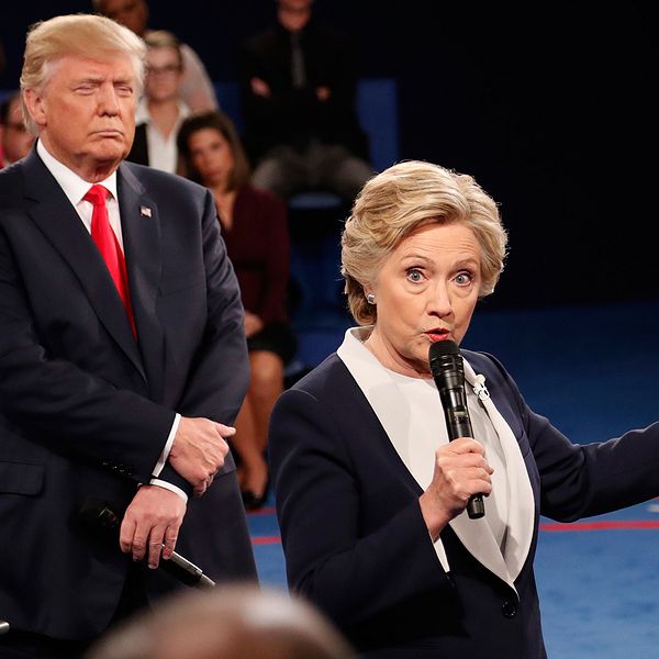 Trump lyssnar medan Hillary Clinton talar i en debatt i samband med presidentvalet 2016.