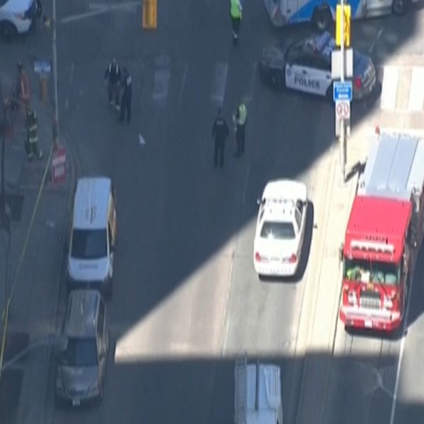 Tv-bilder visar den pågående räddningsinsatsen efter händelsen i Toronto.
