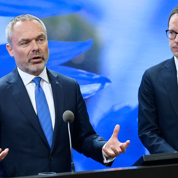 Liberalernas partiledare Jan BJörklund (L) och Mats Persson, ekonomiskpolitisk talesperson, presenterar partiets vårbudgetmotion under en pressträff i riksdagens presscenter
