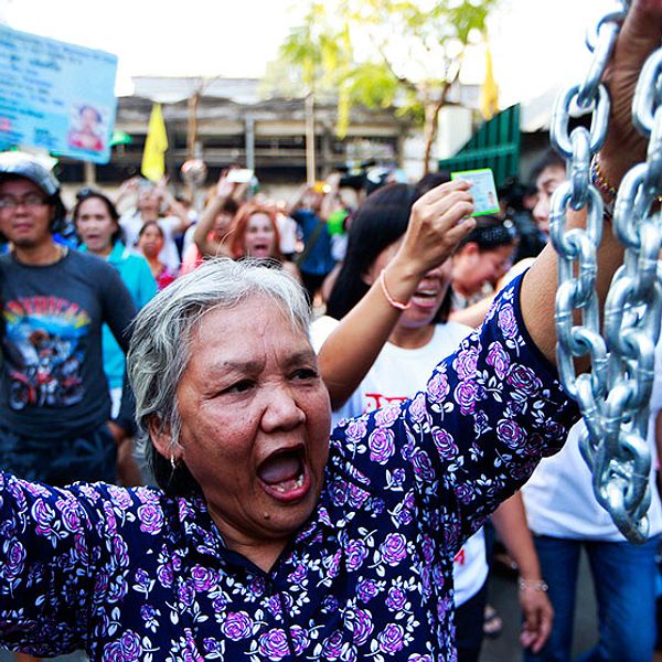En kvinna i Bangkok demonstrerar för sin rätt att rösta.