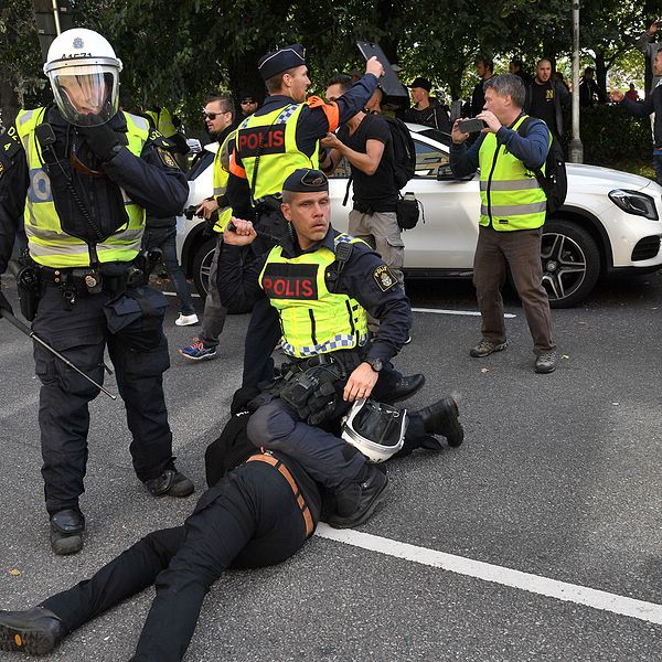 Nordiska motståndsrörelsen (NMR) hejdas av polis vid Fokushuset på Fabriksgatan under demonstration i Göteborg