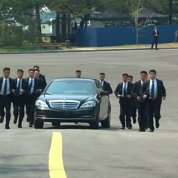 Tolv joggande livvakter omringade Nordkoreas ledares bil under resan.