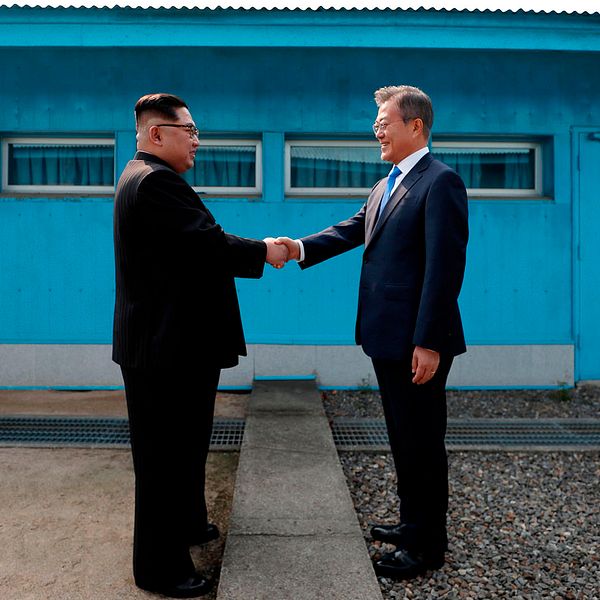 Nordkoreas ledare Kim Jong-Un och Sydkoreas president Moon Jae-In skakar hand vid gränsen.