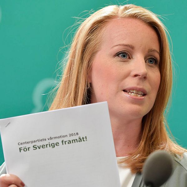 Centerpartiets ledare Annie Lööf håller i partiets vårbudgetmotion.