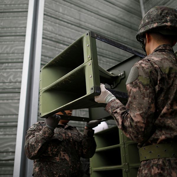 Sydkoreanska soldater monterar ner propagandahögtalare.