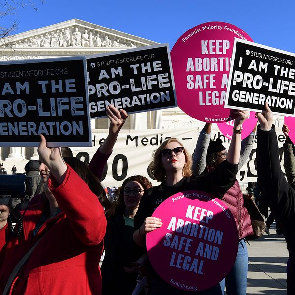 Abortfrågan är en återkommande konfliktyta i USA. På bilden möts demonstranter för och emot abort under demonstrationen ”March for life” i Washington tidigare i år.