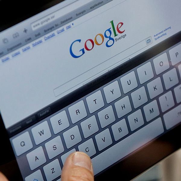 En surfplatta och söktjänsten Google på skärmen.