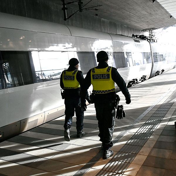 Polis vid gränskontrollen vid Hyllie tågstation i Malmö