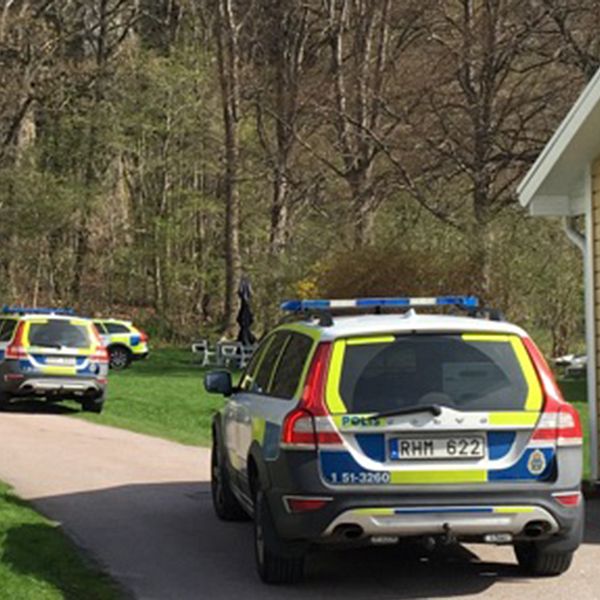 Bilder på polisbilar efter att en kvinna i 25-års åldern har förts till sjukhus efter att ha blivit skjuten inne i en lägenhet i Utby i Göteborg. Kvinnan dog senare av sina skador.