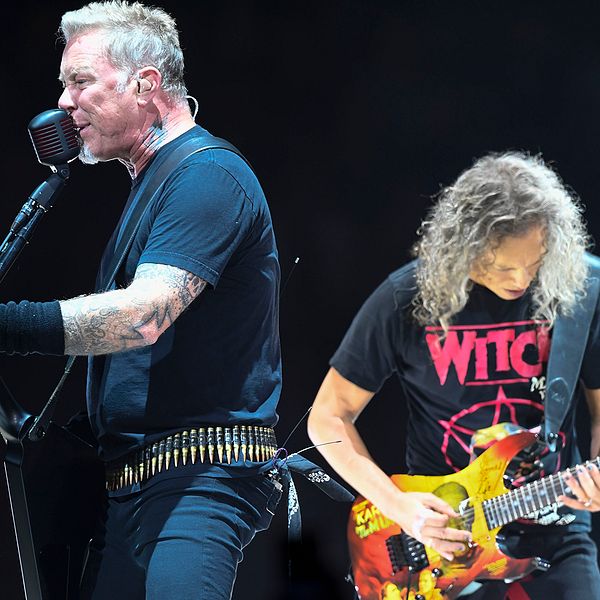 Sångaren James Hetfield (till vänster) och gitarristen Kirk Hammeth i spetsen för gruppen Metallica vid lördagens spelning på Globen.