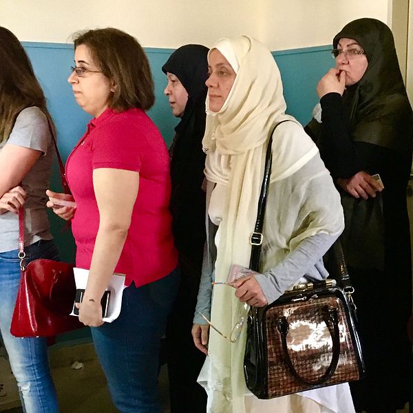 I Libanon är det skilda röstningslokaler för kvinnor och män.