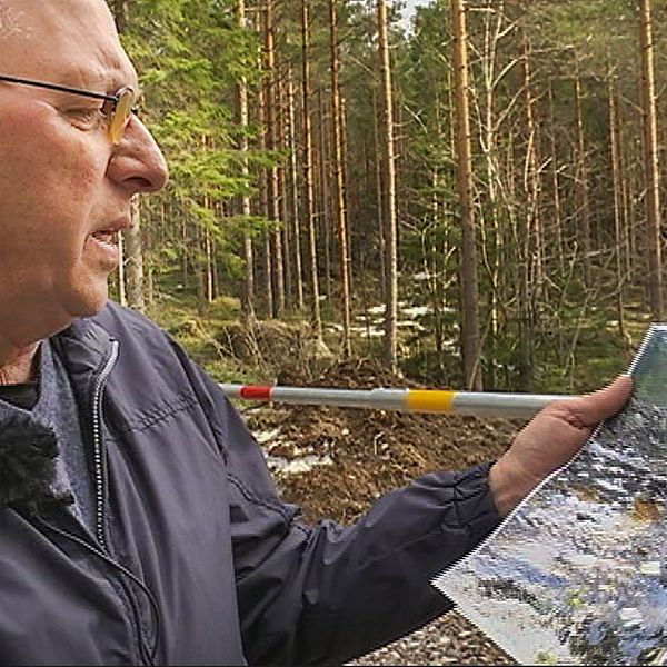 Fiskevårdsföreningens ordförande Sten-Björn Sköld visar bilder på den förstörda Bullerbäcken.