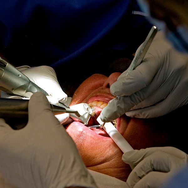 Tandläkare behandlar en patient.