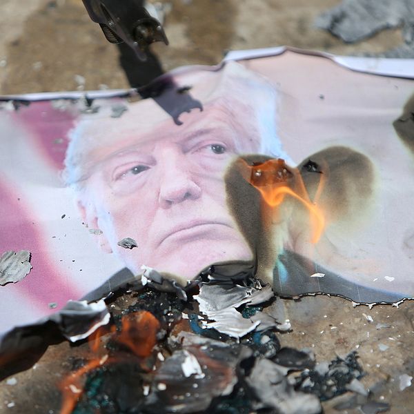 En bild på USA:s president Donald Trump som brinner under dagens protester i Gaza mot USA:s ambassadflytt.
