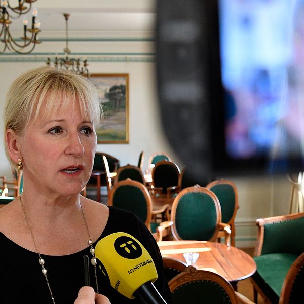 Utrikesminister Margot Wallström (S) blir intervjuad.