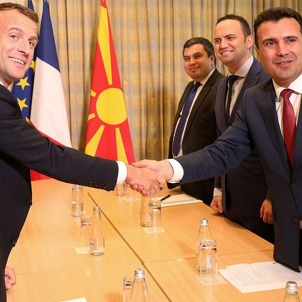 Frankrikes president Emmanuel Macron skakar han med Makedoniens premiärminister Zoran Zaev i Sofia på tisdagen.