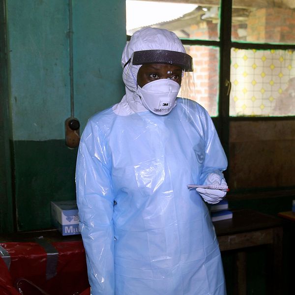 En hjälparbetare har på sig blåa skyddskläder i staden Bikoro där en person dött av ebola.