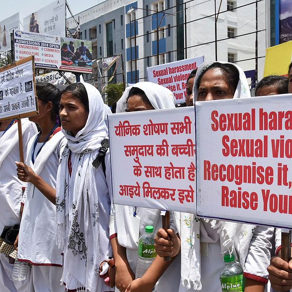 Indiska skolungdomar protesterar den 8 maj, efter att en ung flicka våldtagits och mördats.