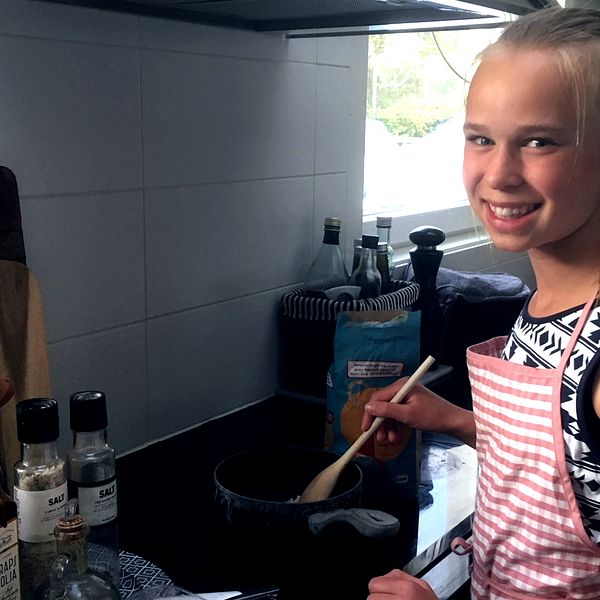 Alice Ljungberg står vid spisen och experimenterar med gröten.