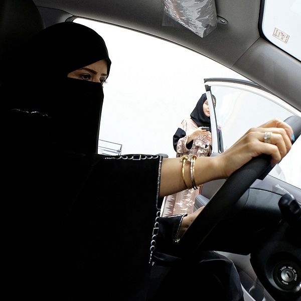 En saudisk kvinna provsitter en bil på en bilmässa. Kvinnan på bilden har ingen koppling till artikeln.