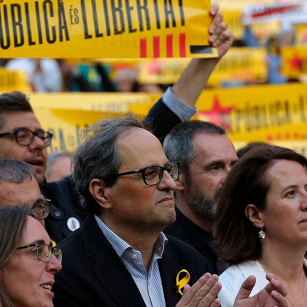 En samling människor med gulröda katalanska banderoller.