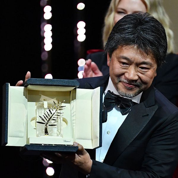 Regissör Hirokazu Kore-Eda tar emot Guldpalmen för filmen Shoplifters i Cannes.