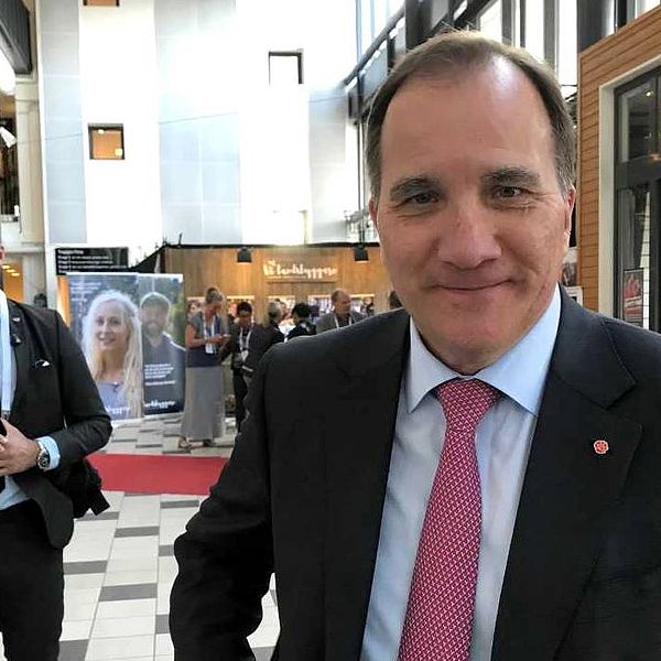 Statsminister Löfven på plats i stor entréhall