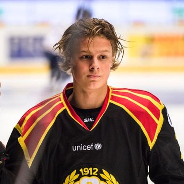 På bilden syns Adam Boqvist iklädd hockeykläder i en hockeyrink.